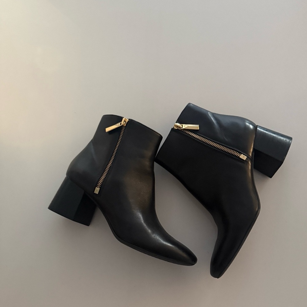 Michael Kors Elegant Black Ankle Boots leather gold zip sz 7